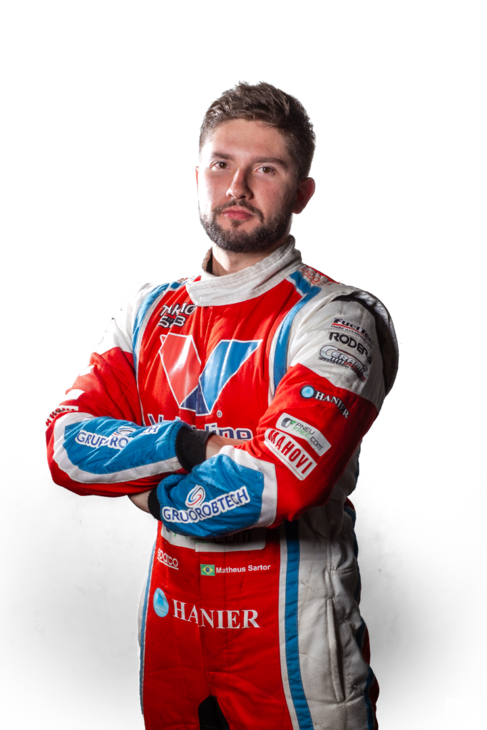 Matheus Sartor com troféus de campeão brasileiro de drift